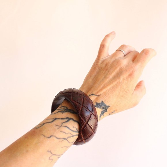 Vintage Bangle Bracelet, Brown Wood Carved Stacking Bracelet, Made in India - Picture 8 of 10